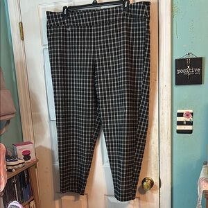 LC By Laura Cruz Size 22 Women’s Black and Gray Trousers